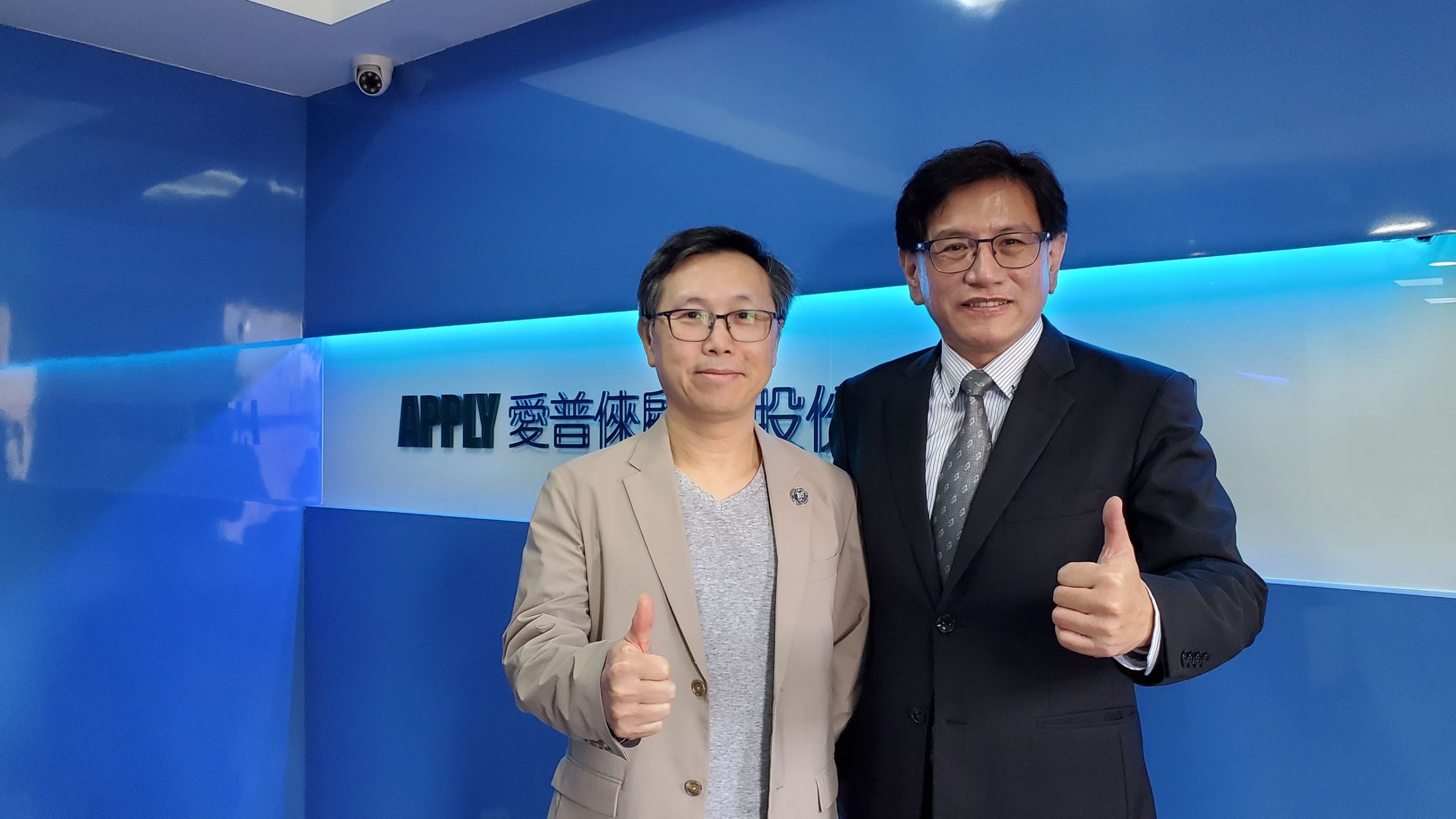 圖說一 愛普倈教育顧問胡執行長與順利上榜的考生合影