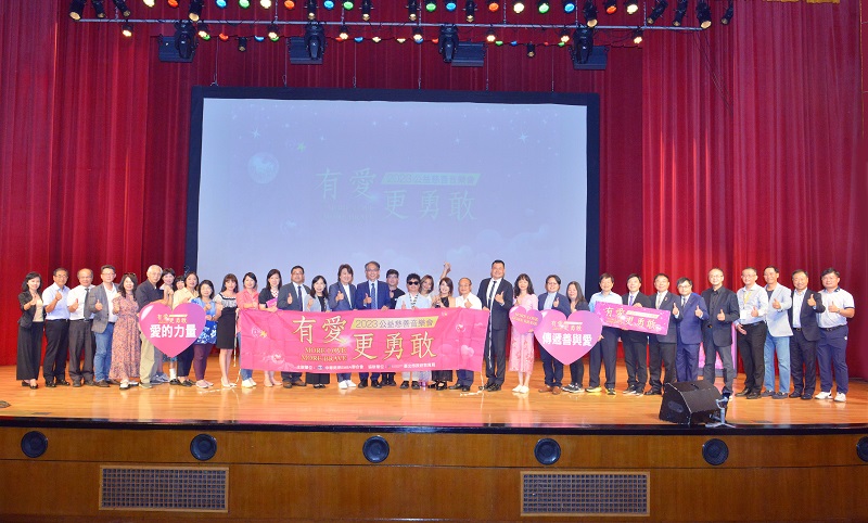 (圖說一)csu重要幹部與表演歌手大合照