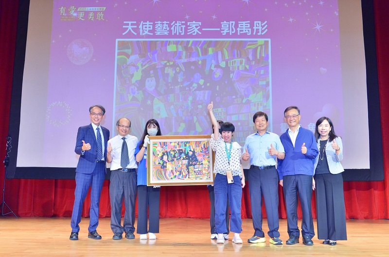 (圖說三)「魚缸」畫作由天使藝術家—郭禹彤所創作，由臺北市永康商圈理事長李慶隆得標