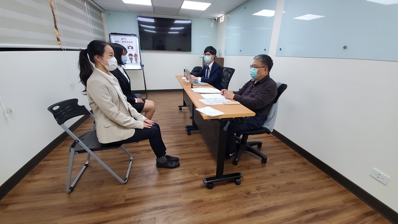 圖說三學生進入愛普倈教育顧問實境演練面試試場，考官於場中不會告訴考生該改進事項