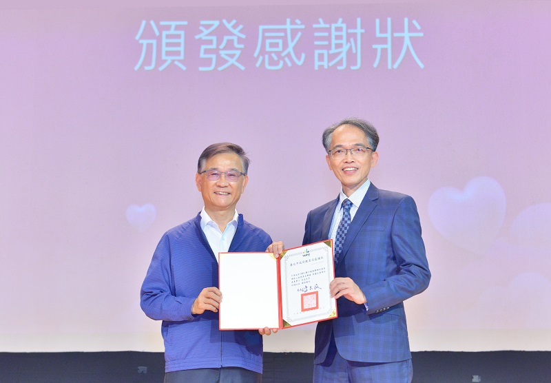 (圖說四)臺北市教育局湯志民局長親自頒發感謝狀給csu，蕭揚江理事長代表接受感謝狀