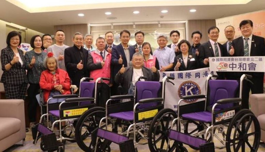 土城鳳靈慈愛同心會等13單位聯合捐贈258台輪椅給新北市政府 (2)
