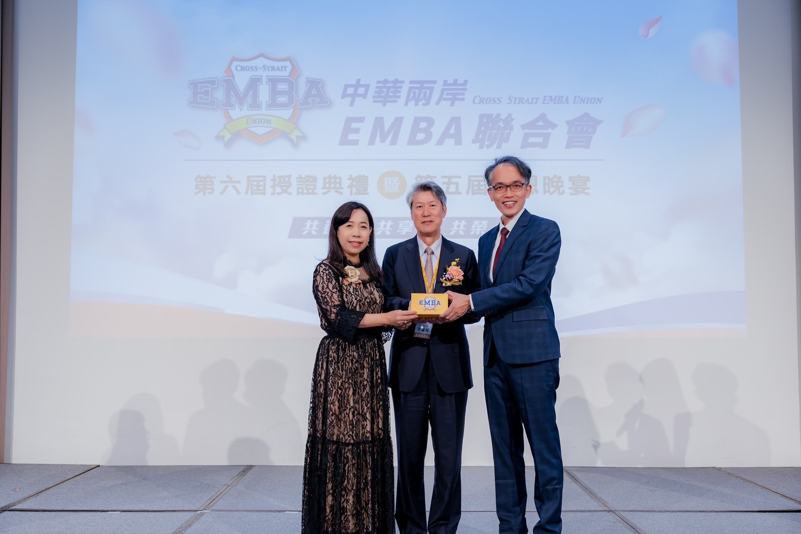 在宋貴修創會理事長監交下,楊美娟交棒蕭揚江完成交接儀式