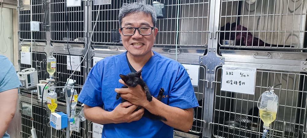 執刀李醫師與小黑貓合影