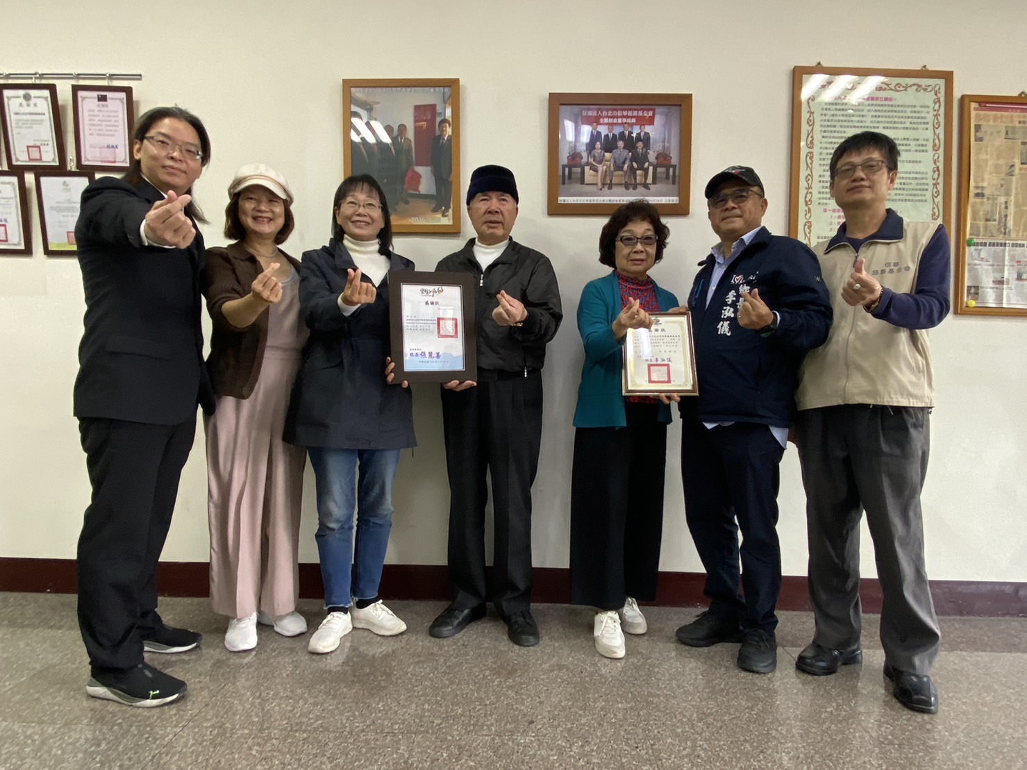 基金會趙泰銘執行長蘇珊董事謝淑亞副縣長廖信華董事長賢伉儷李泓儀鄉長黃春耀鄉長助理。（由左至右齊賀冬令濟困圓滿成功）