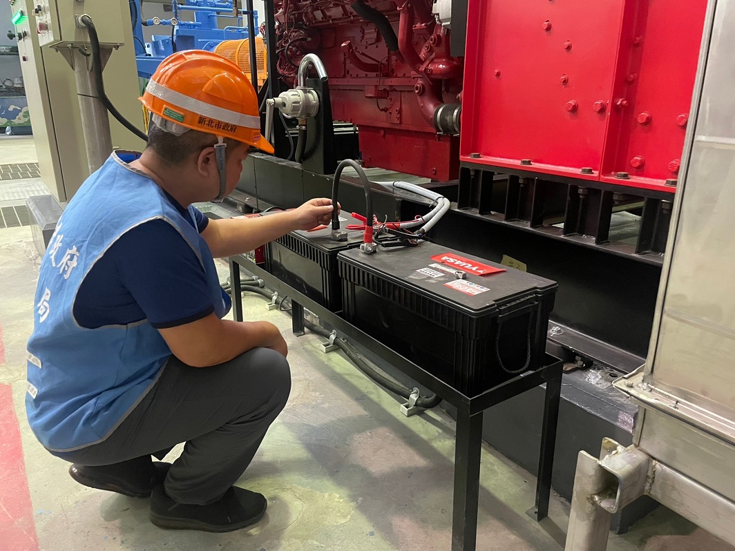 塔寮坑抽水站站員在啟動機組前檢查電瓶情形4