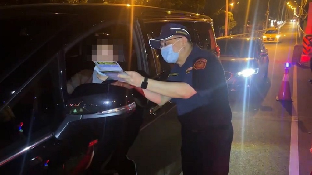 ▲臺中市政府警察局交通警察大隊長徐坤隆親向民眾宣導酒駕零容忍。（圖/記者澄石翻攝）