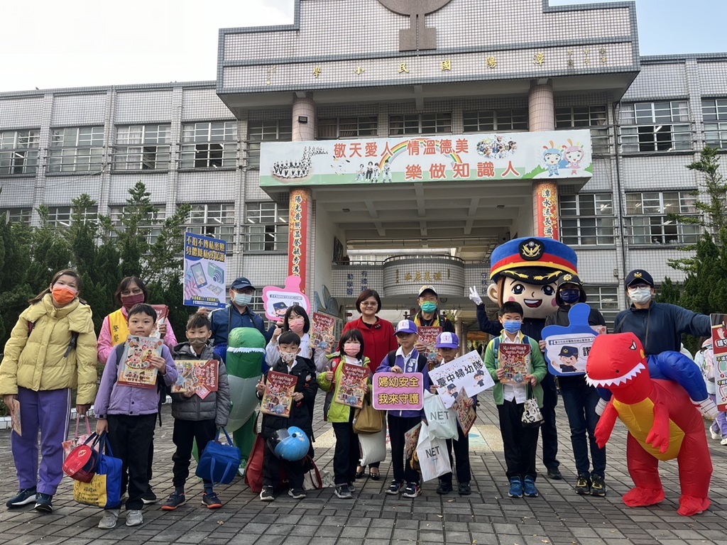 婦幼警察隊員警開學日穿著龍年應景恐龍裝及警察娃娃裝來到潭陽小實施護童勤務及婦幼安全宣導，與校長及學童合影。(圖/記者謝榮浤翻攝)