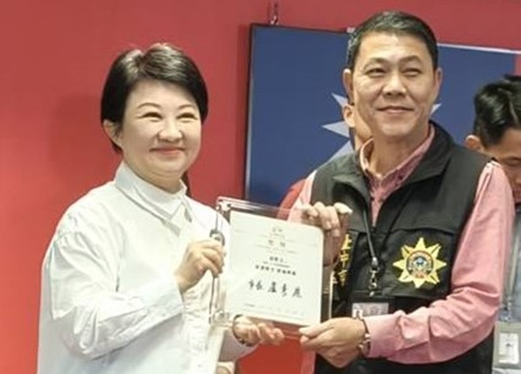 婦幼隊偵查佐張賢文獲盧秀燕市長頒發「臺中市政府113年度廉潔楷模人員」獎座。