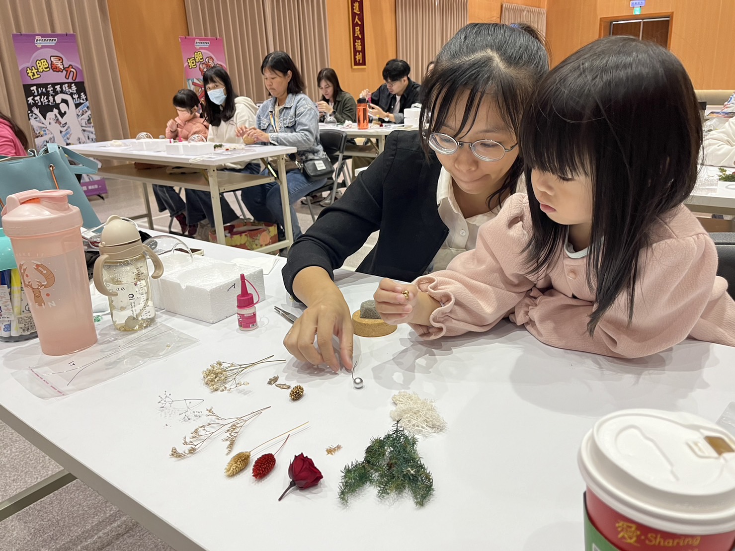 學員帶著小朋友一起製作美美的永生花玻璃球