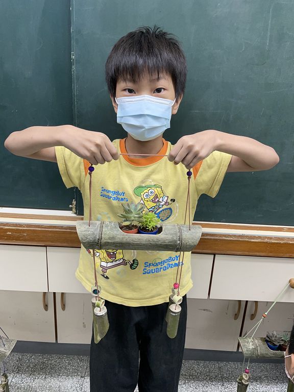 學生製作竹藝盆栽成品