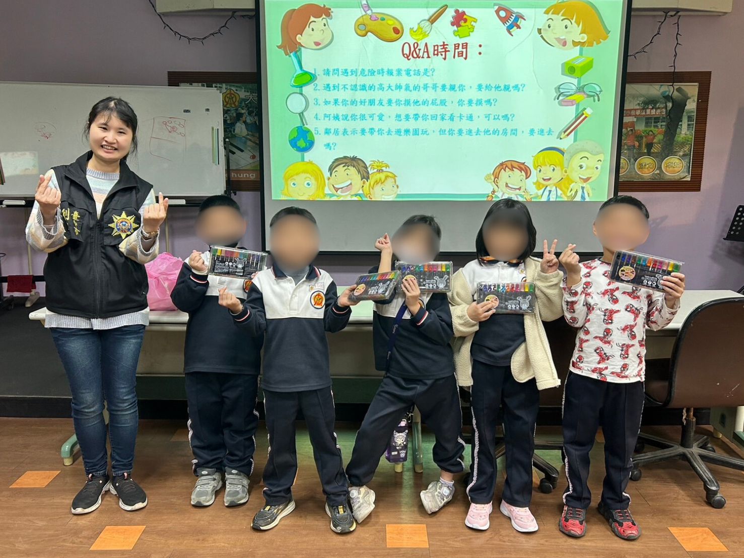 學童們開心領取可以繪製「身體紅綠燈」的彩色筆。