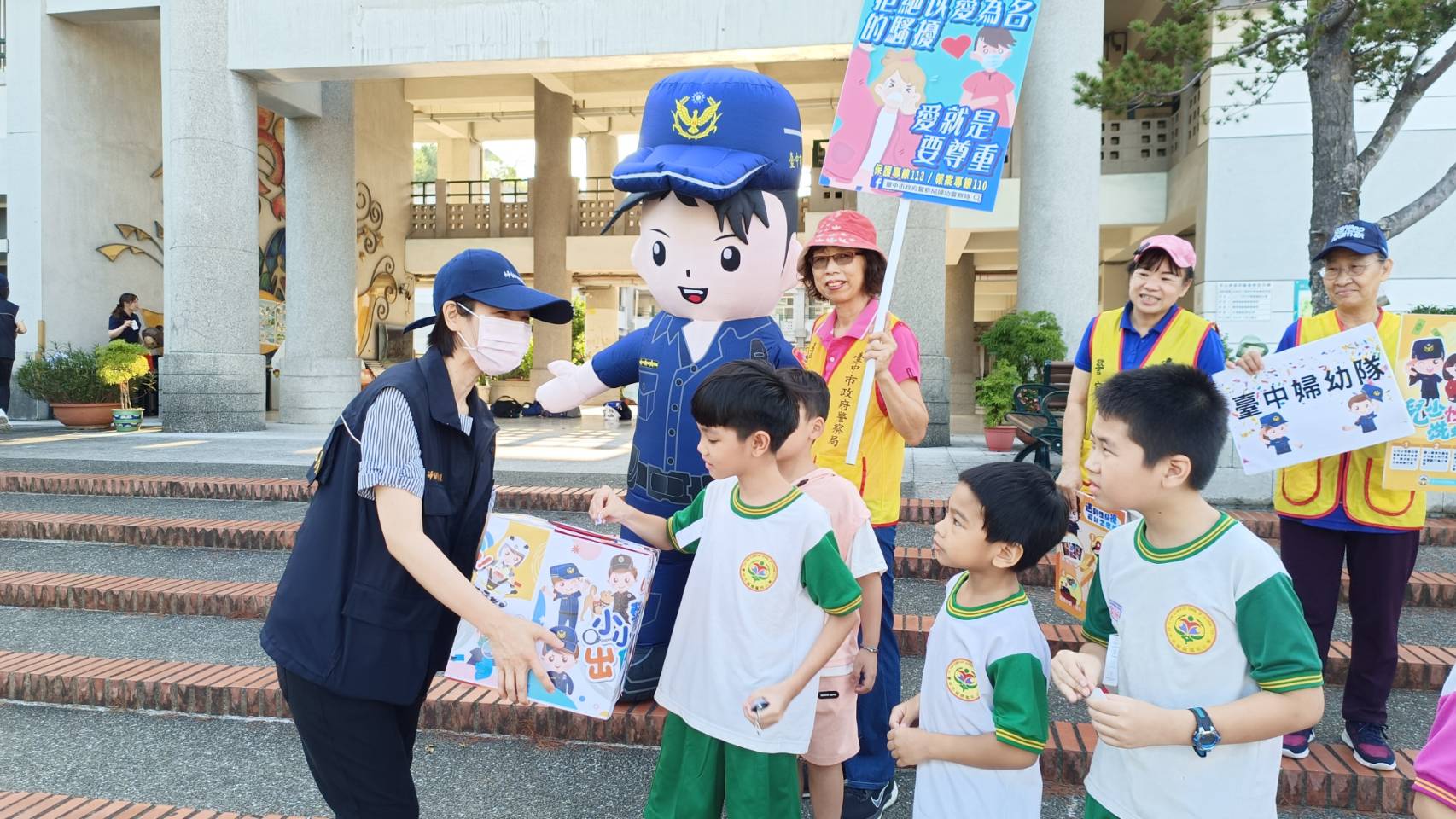 學童抽獎領取宣導品。