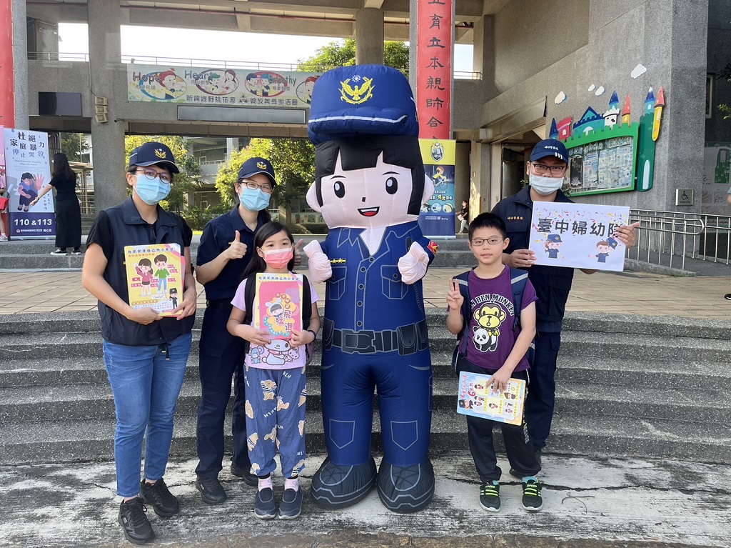 學童爭相與警察娃娃合影，領取宣導品。