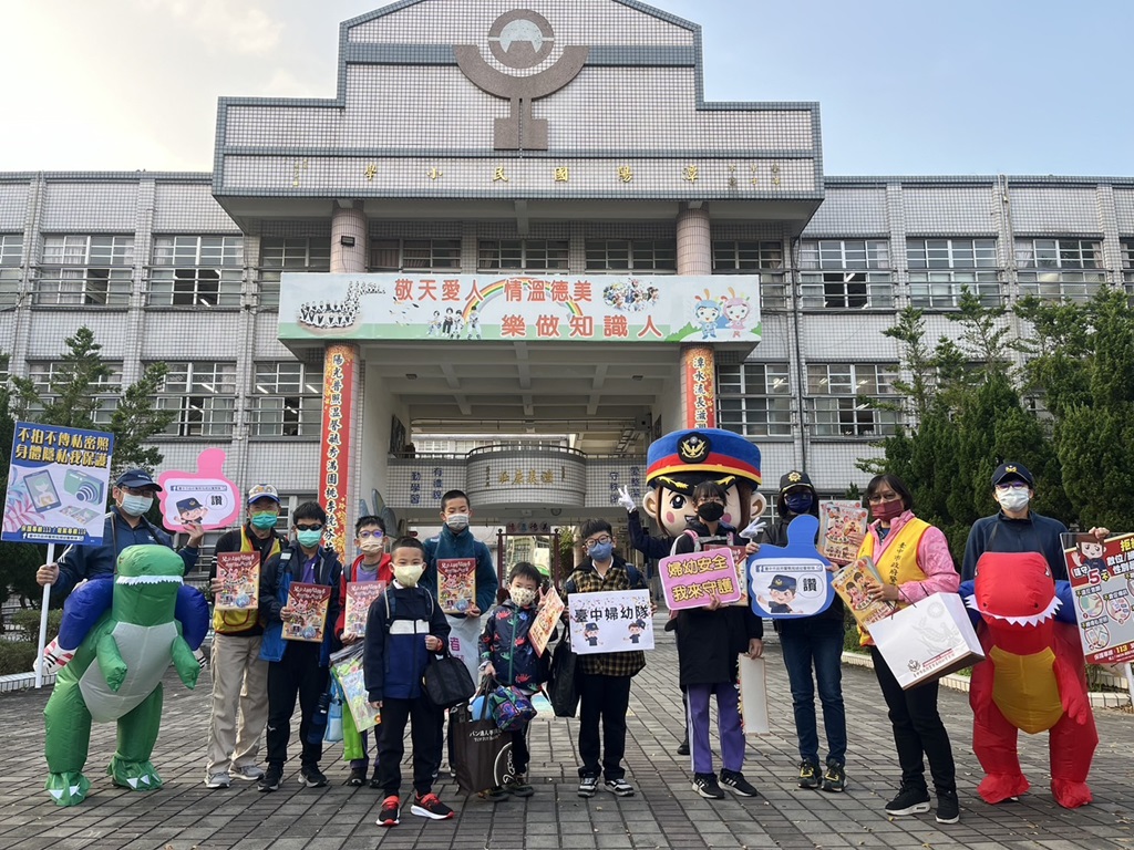學童與恐龍及警察娃娃合影