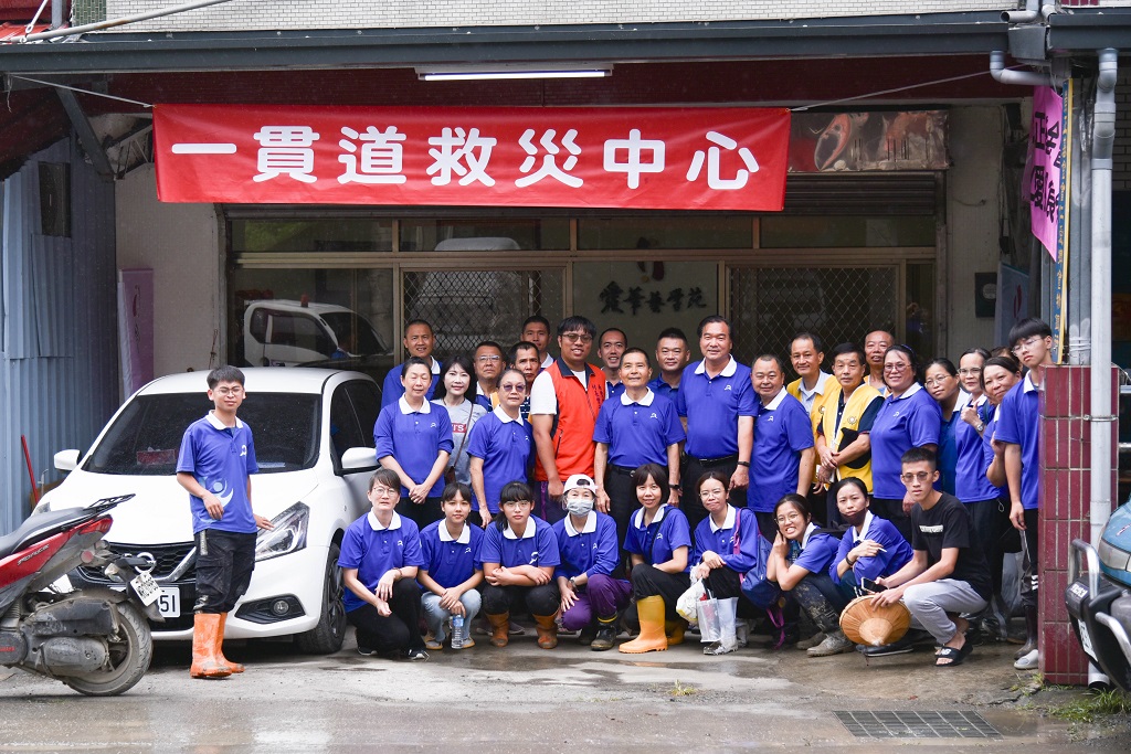 寶光崇正翁領導前人嵩慶關心賑災情形（正中間那位）穿紅衣是南豐村村長，翁領導前人右邊是賴義鍠議員