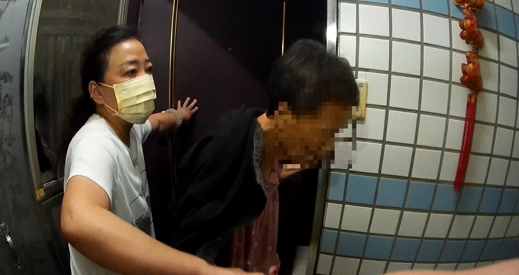 將門打開後，張婦由鄰居陪同前往就醫並由警方通知家屬