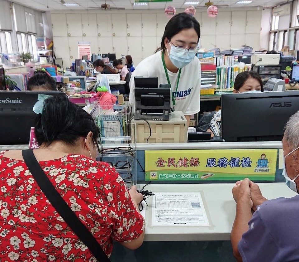 工讀生接待民眾洽公