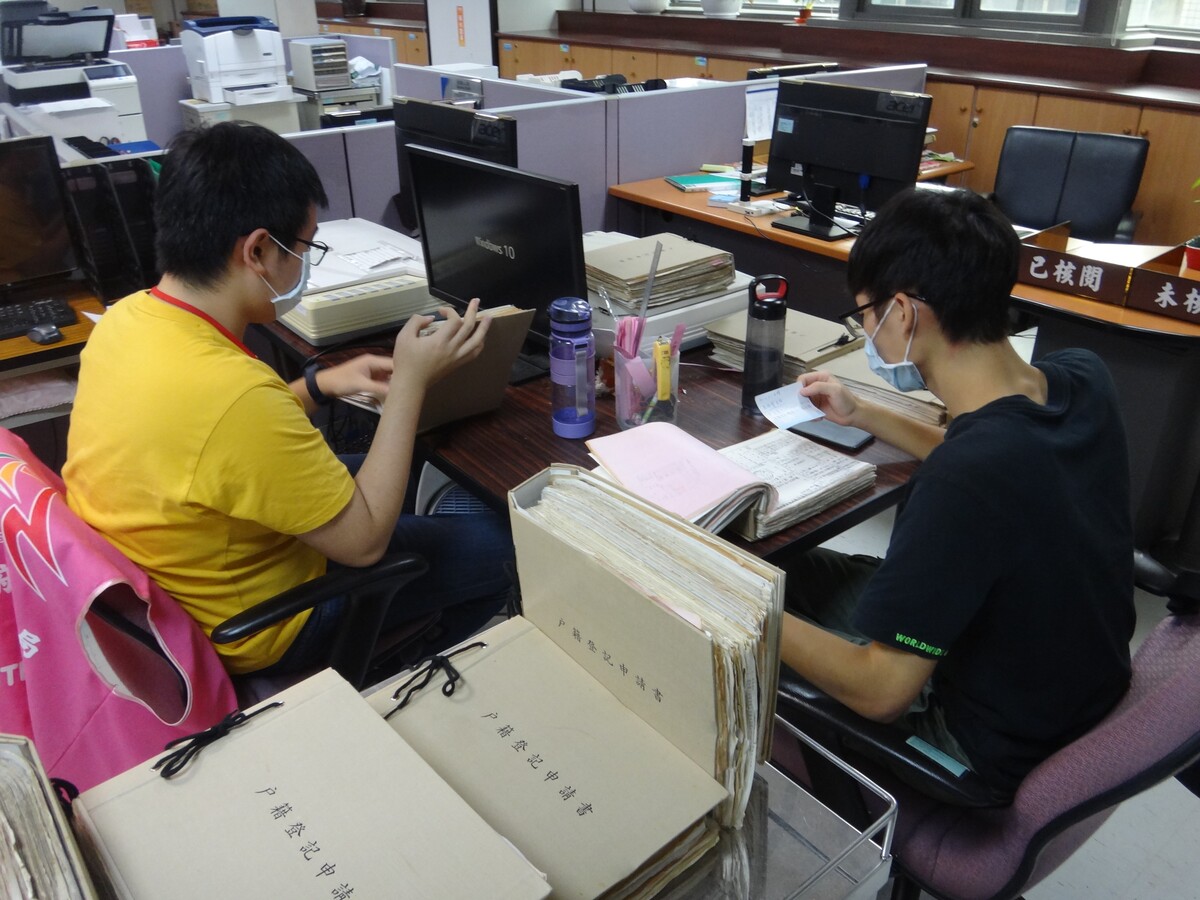 工讀生查閱相關法規資料 (1)