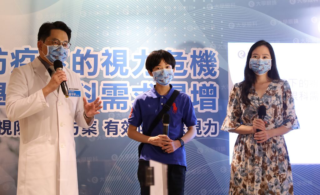 左為黃宇軒醫師 中為鏞鏞 右為鏞甫媽 (2)