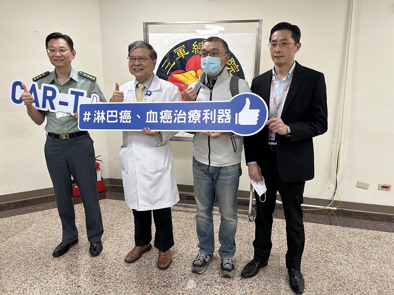 左起三總政戰主任周濟寒上校、血液腫瘤科陳宇欽主任、病友張先生、宇越生醫郭正宜博 3