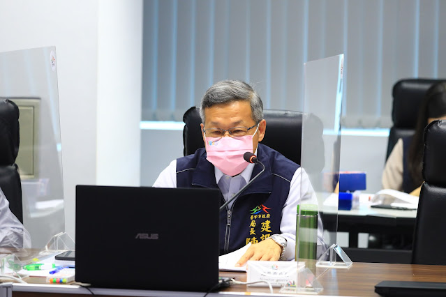 建設局長陳大田以 縫合山海屯都 交通建設大躍進 重要道路橋梁開闢成果 為題進行專案報告 複製