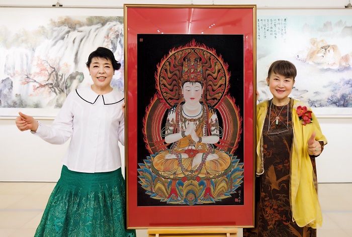彩墨畫家陳麗雀遵從上師叮囑餽贈大日如來彩墨畫予有緣人聲樂家簡文秀 0