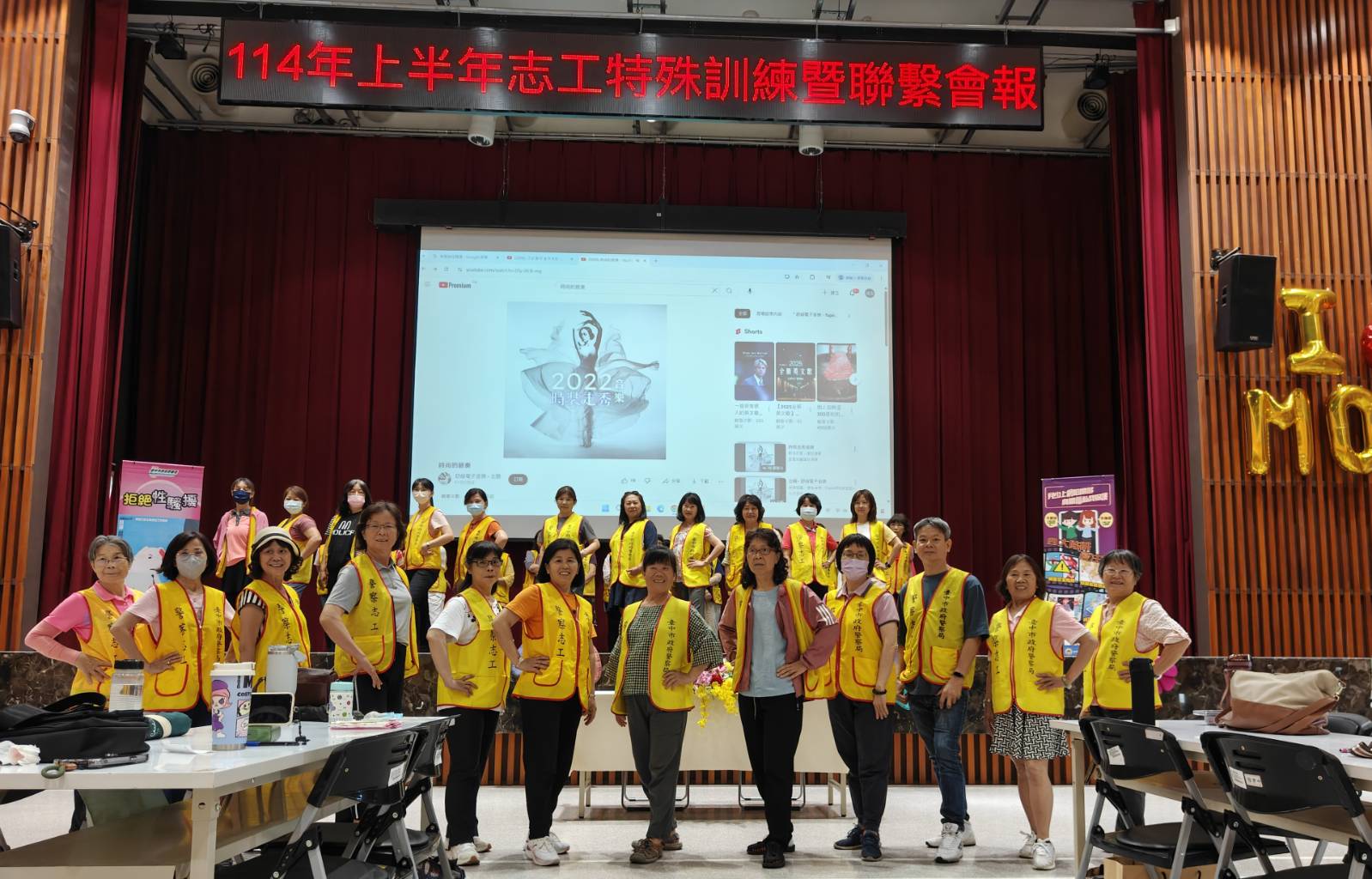 志工展現「2025時尚春夏志工時裝秀」，充分展現自信與魅力。