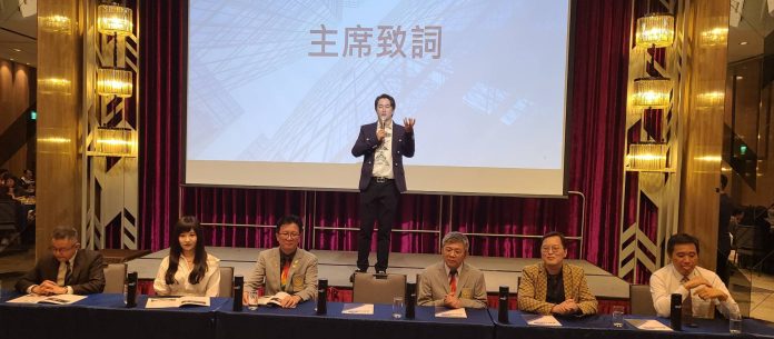 感恩晚宴由黃金扶輪社創辦人黃友良擔任主席。(記者張艷君攝)