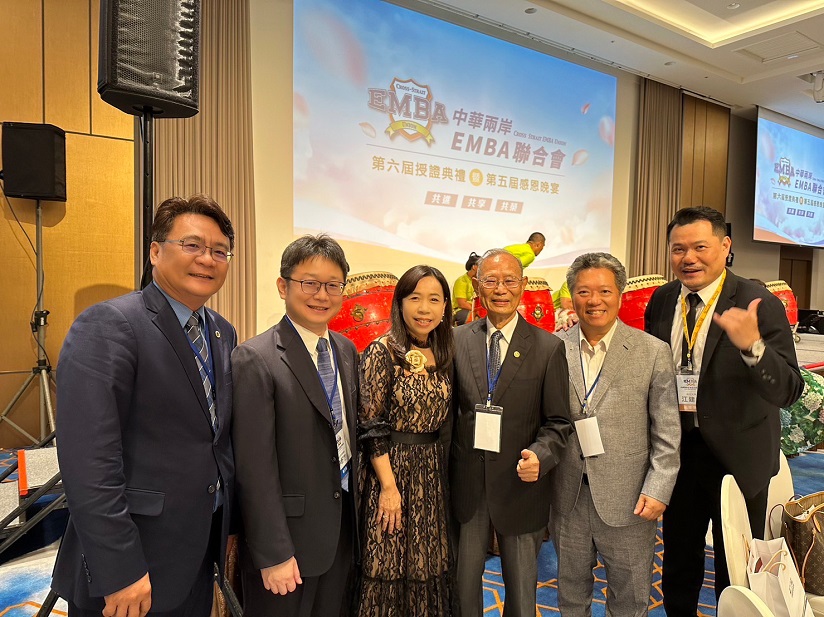 成功大學管理學院林軒竹執行長(右三)與陳明智理事長(右二)特地北上參加楊美娟理事長(中 3