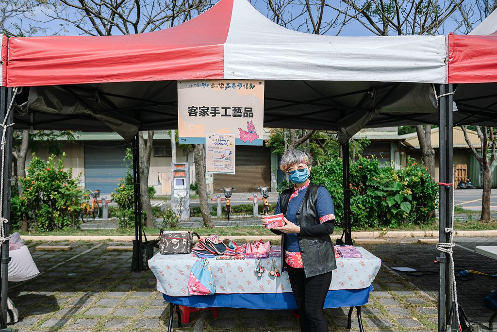 打造客家文創市集，現場有客家文創、纏花工藝及飲食攤位