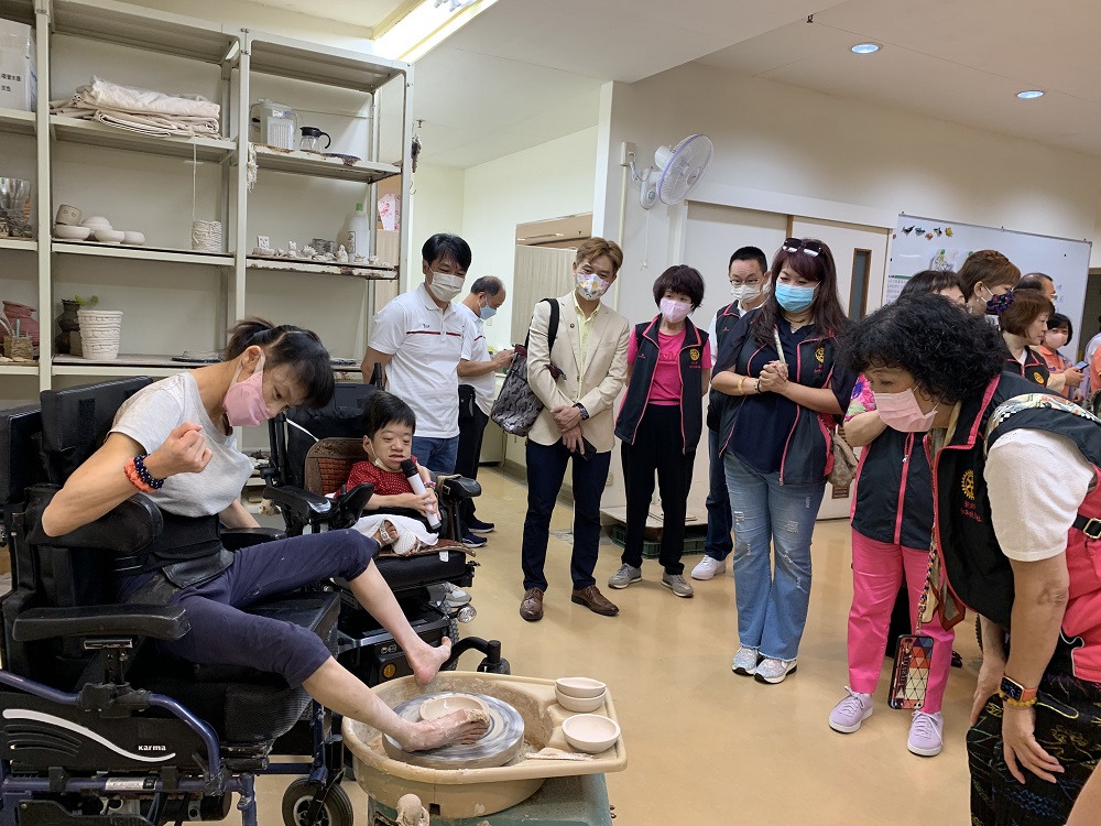 扶輪社友欣賞院生小珊黃金右腳拉坯++++讚嘆不已