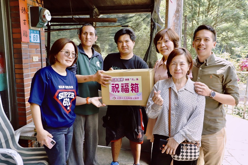 承澐老師與馬見議員送愛心物資祝福箱給當地居民 3