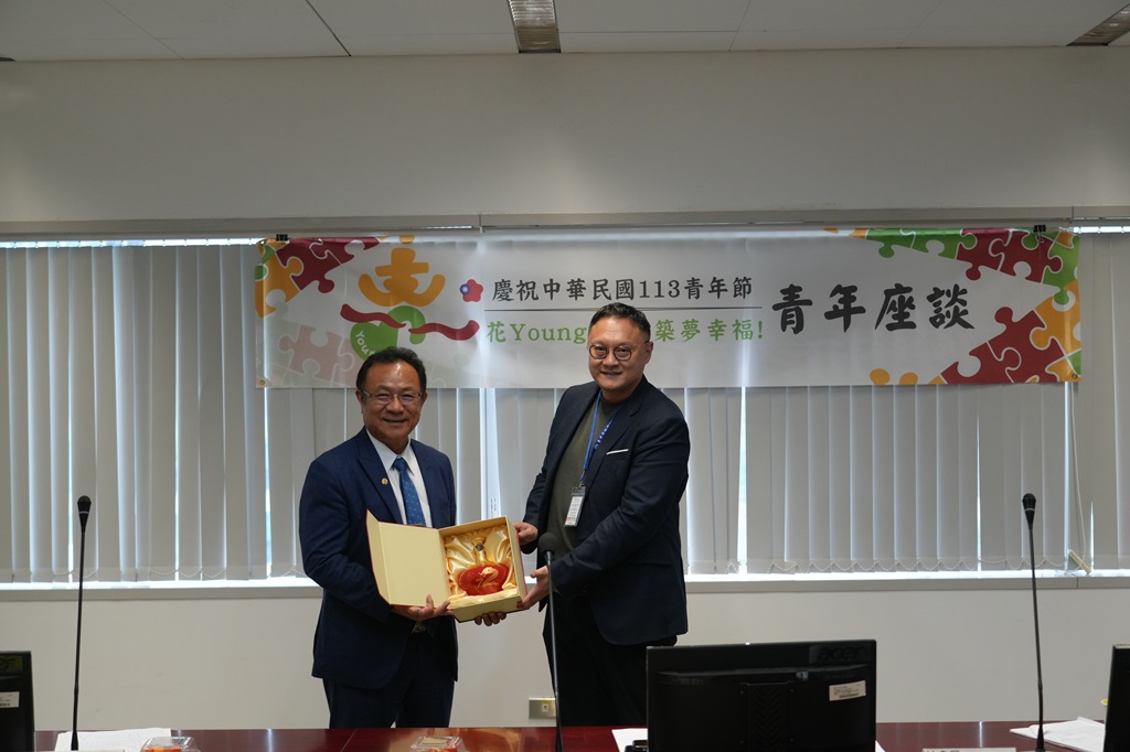 救國團郭國輝主委與台中市政府鄭副市長互相交換宣導品