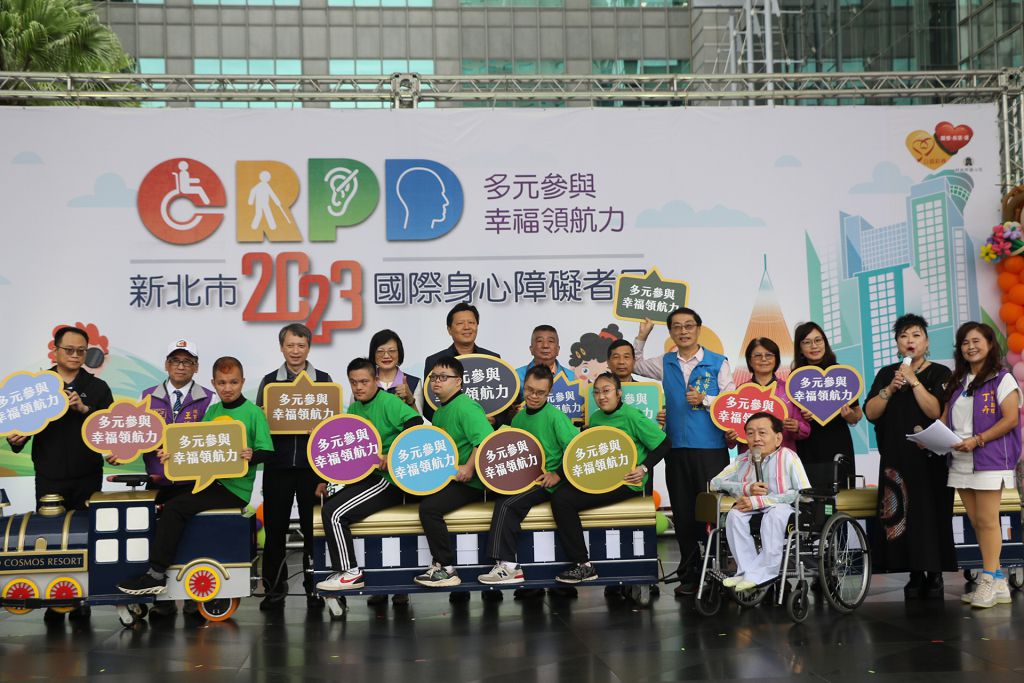 新北市在市民廣場舉辦第六屆身心障礙者日成果展