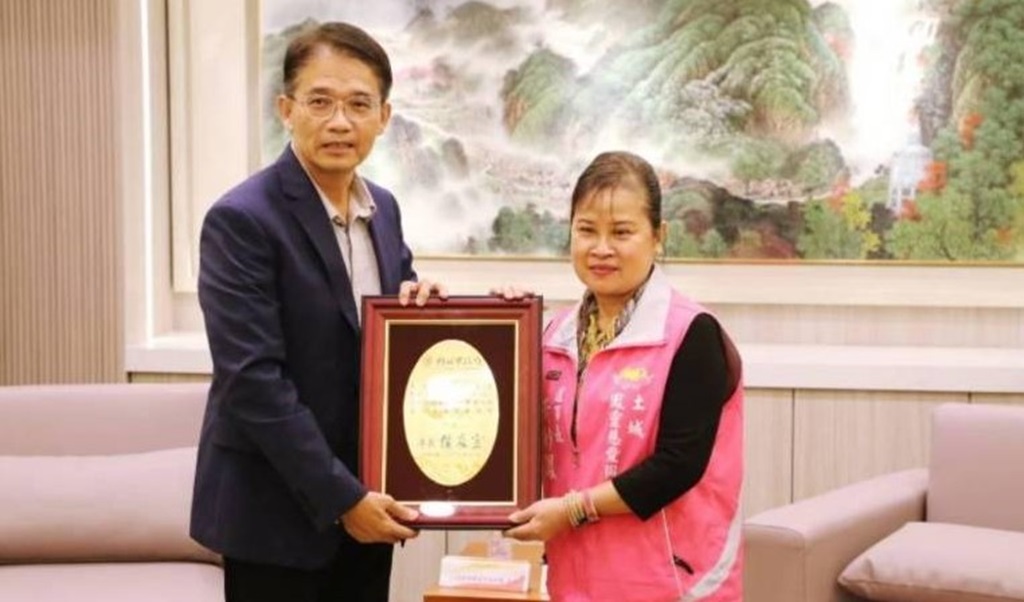 新北市府秘書長邱敬斌頒贈感謝牌給土城鳳靈宮宮主黃妙鳳。