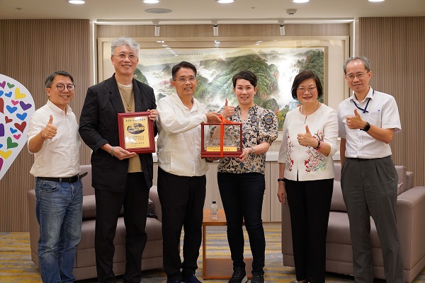 新北市政府秘書長邱敬斌(左三)回贈感謝獎牌，感謝吳瑤華的善心義舉。