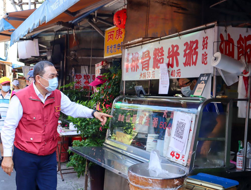 新北市長侯友宜於端午連假首日視察中和福美(福祥)民有市場，市場落實防疫，禁止汽機車進入，並於出入口實施實聯制、量額溫、手部消毒及身分證末碼分流管控 (1)