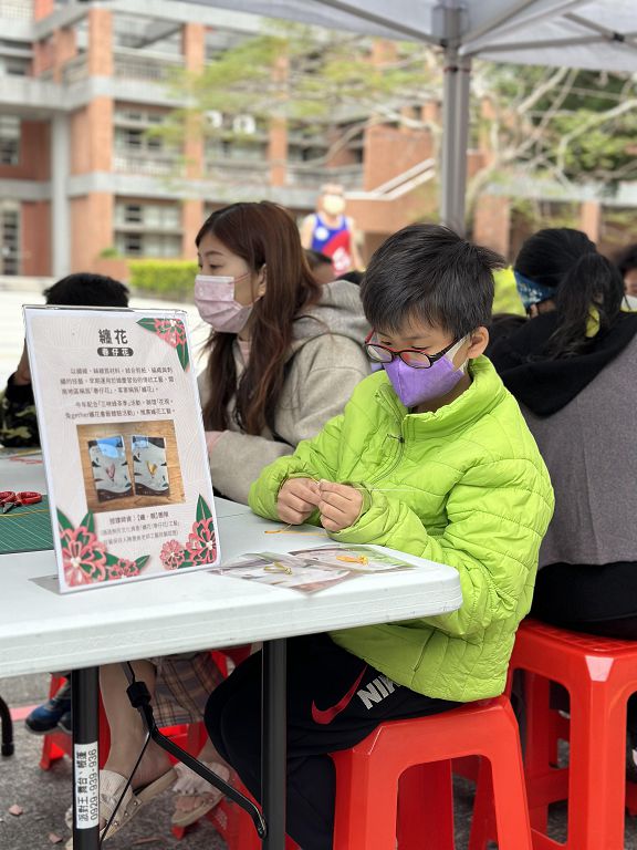 於纏花diy活動中，教學民眾認識纏花工藝在族群文化中的背景與介紹。