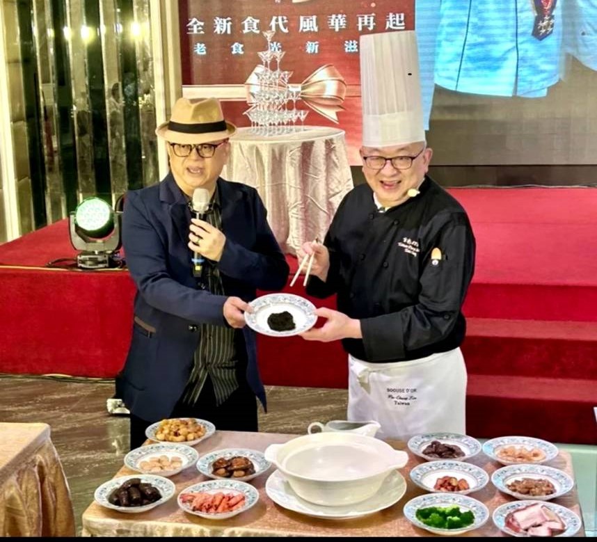 有台灣食神美譽的梁幼祥(左)，與阿章師林炳彰一同為「台南阿舍菜」說菜。