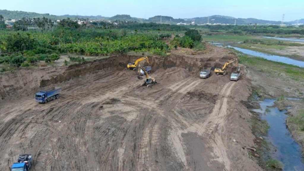 有效清除美濃溪與旗山溪匯流口淤積土方22萬立方公尺 0