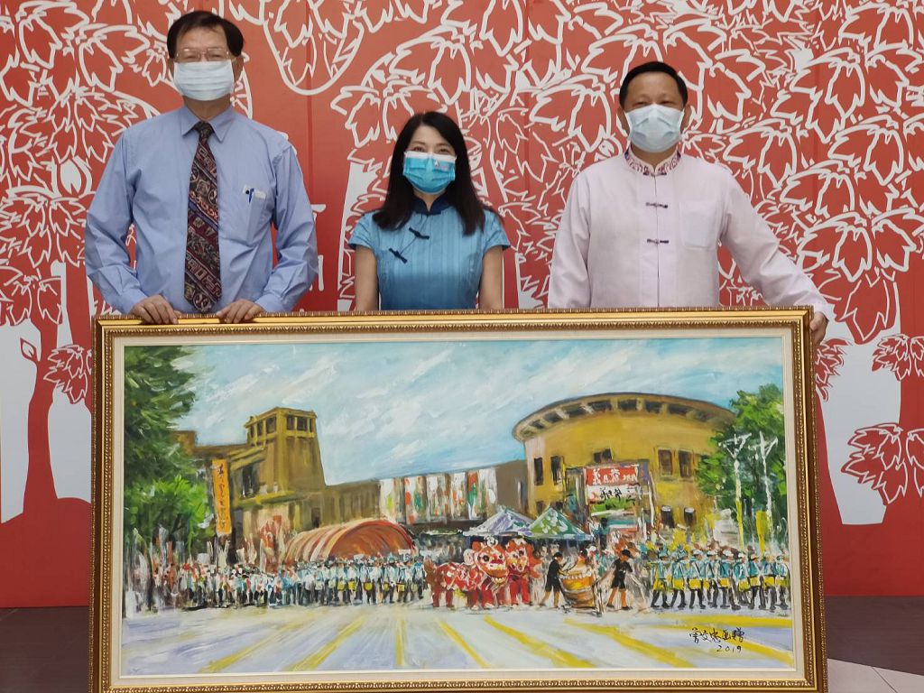 林素琴局長(中)受贈曾文忠老師畫作，與邱宏濱顧問(右)及葉倫會顧問(左)合影