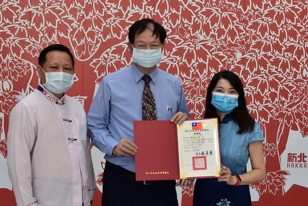 林素琴局長(右)感謝曾文忠老師贈畫，由邱宏濱顧問(左)與葉倫會顧問(中)代表受領感謝狀