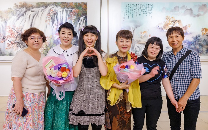 桃園市私立心燈啟智教養院獻花予聲樂家簡文秀及彩墨畫家陳麗雀 0