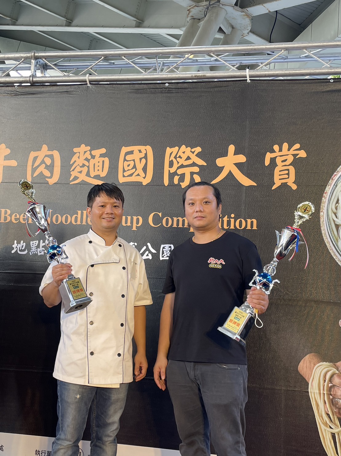 楊孟芳(右)與楊東彥兄弟現今為新九九牛肉麵核心人物 0