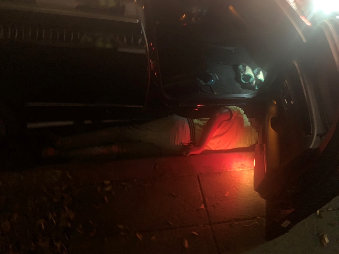 ▲民眾醉倒在車道與人行道的縫隙中。(圖/記者謝榮浤翻攝)