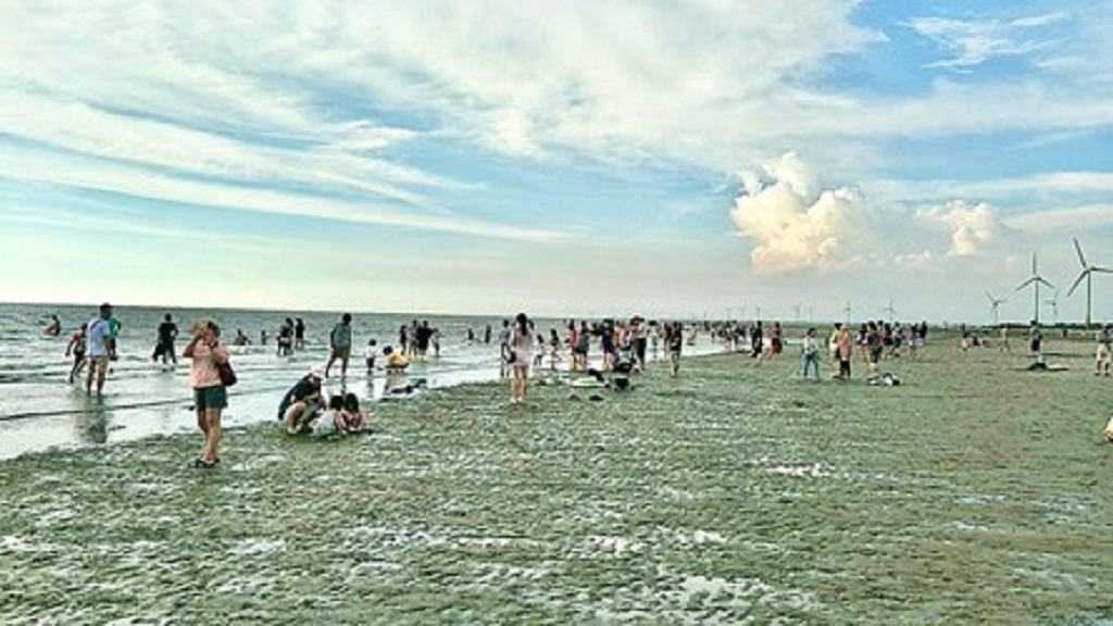 圖片說明:氣候變遷導致台灣海岸線不斷退縮,連帶大安沙灘面積銳減。(記者澄石翻攝)