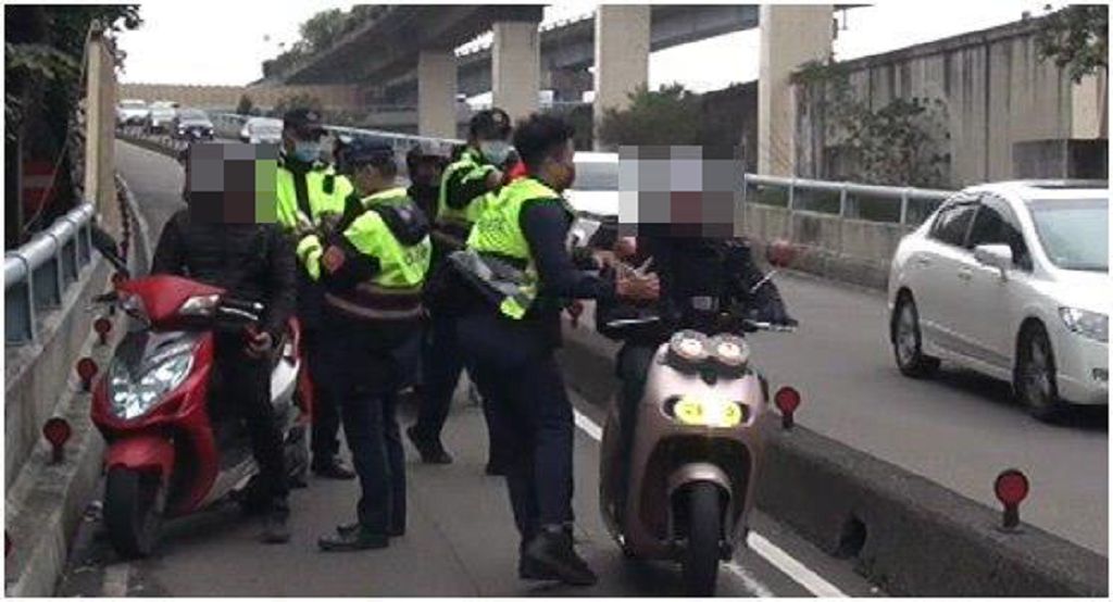 洪男假意受檢卻衝撞路檢4