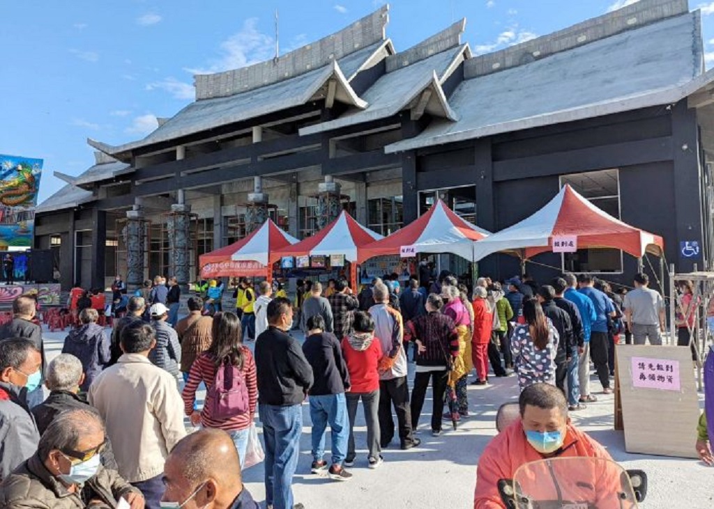 ▲浩天宮寒冬送暖關懷活動，發給境內低收入戶物資，現場大排長龍。（圖/記者澄石翻攝）