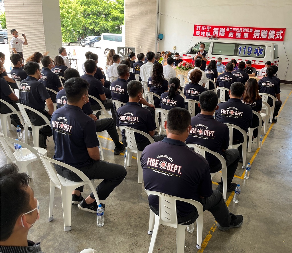 ▲台中市許少宇與黃姝媚賢伉儷，捐贈台中市政府消防局救護車，捐贈儀式於消防局第四救災救護大隊清水分隊舉行，由消防局長曾進財代表受贈並回贈匾額。（圖/記者澄石翻攝）